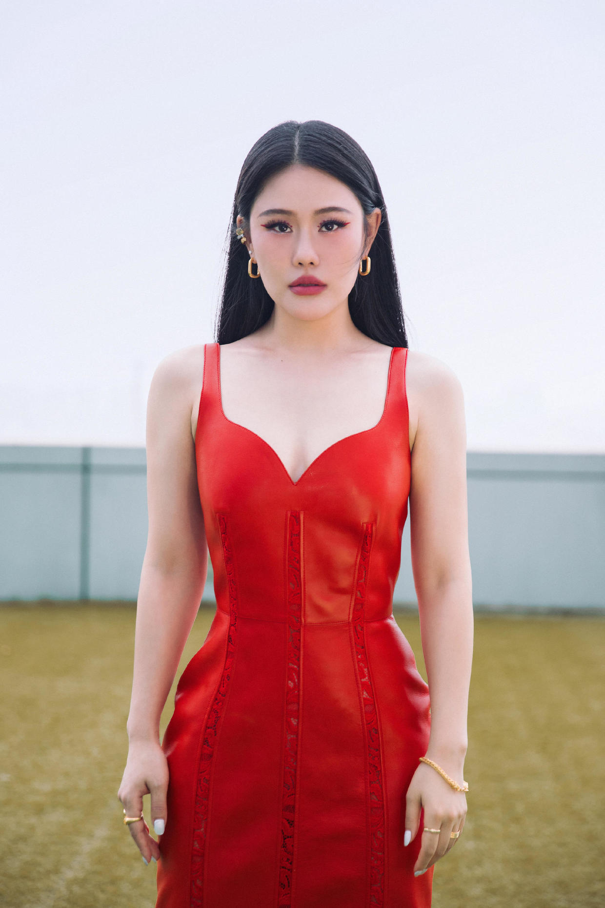 袁娅维真厉害!把皮质红色吊带连衣裙穿出时尚感,显得格外有韵味