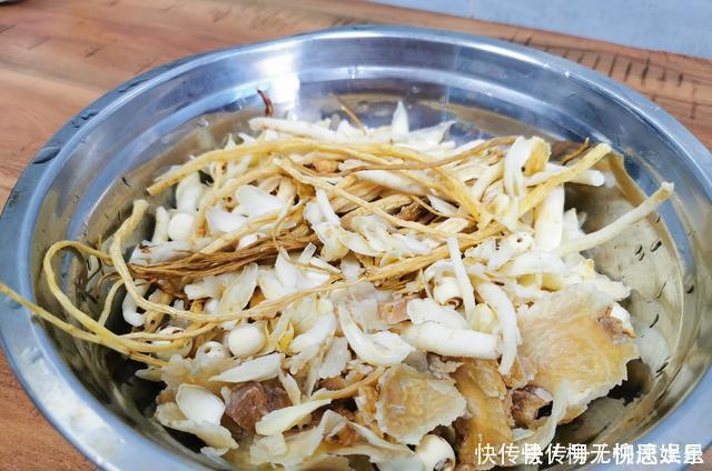 自家养的老土鸡，这样的做法，好吃到放不下碗，妈妈太厉害，太赞