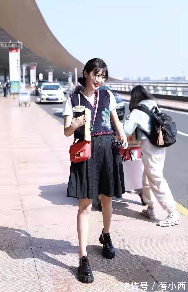 小白|夏日T恤“1+1”叠穿法,瞬间get博主风范,助你迅速提升穿衣品味