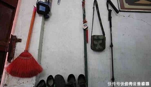 进山#退休老人进山觅奇石20年骑坏3辆摩托,发掘3件“镇斋之宝”