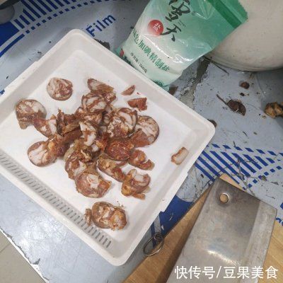 暖冬这道腊肠闷蚕豆饭，暖胃暖身又暖心