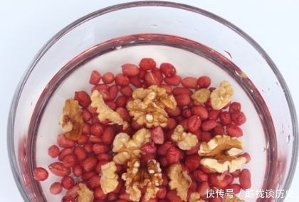 秋天,早餐多喝核桃露,营养比牛奶高,常喝补充营养,皮肤不干燥