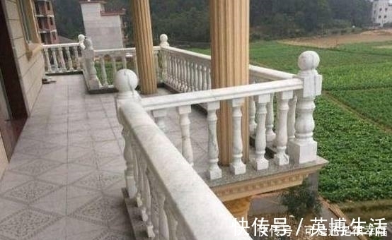 家具|表哥花50万建农村小三层,一进门我就憋着笑,这房子给我都不住!
