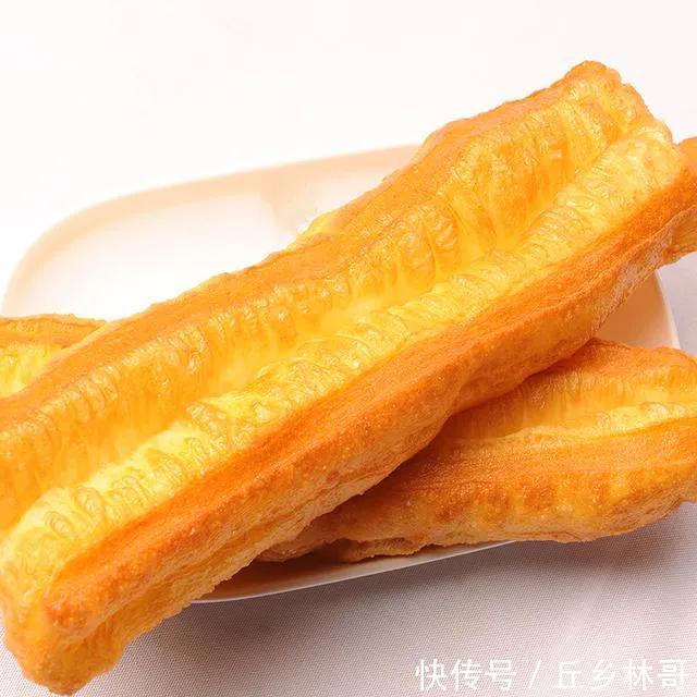 吃了半辈子油条,终于找到最正确的做法,只加一包它,根根都蓬松