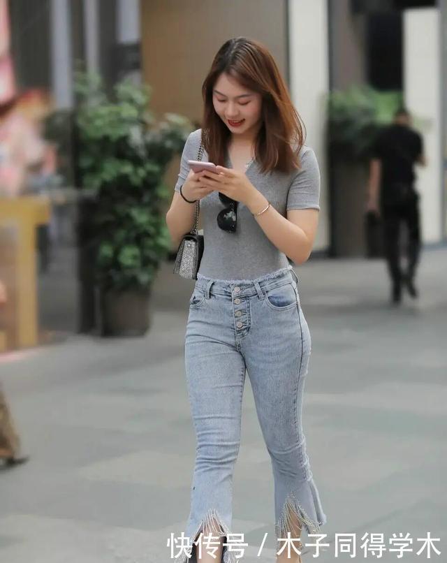 搭配|绿色休闲上衣搭配蓝色牛仔打底裤,美女一枚,不会出错的