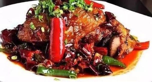 土豆烧茄子，红烧排骨，干煸肘子，剁椒鱼头的做法