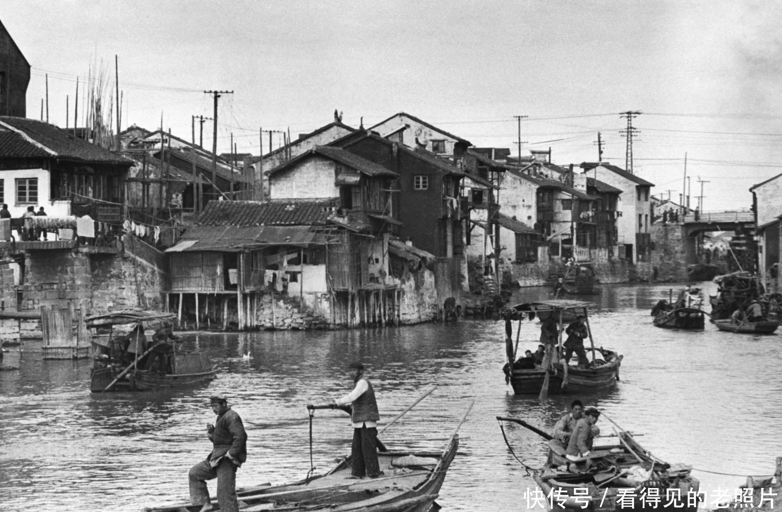 1955年，江苏无锡，运河上的船只来来往往。