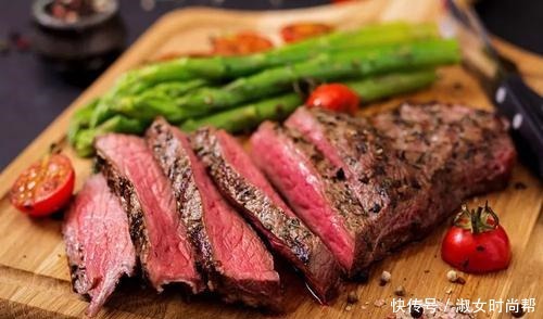 西餐厅里|吃西餐时,服务员问你牛排要几分熟千万别答8分,否则会闹笑话