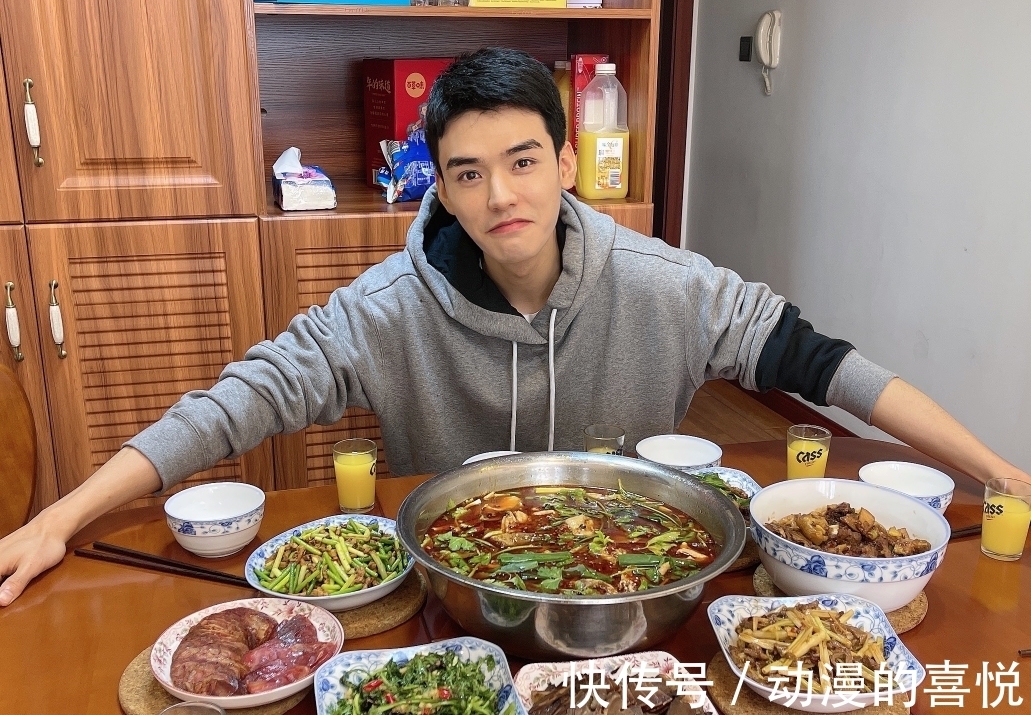 担当|《中餐厅5》定档，龚俊为节目跟爸爸学做藤椒鱼，还自称话痨担当