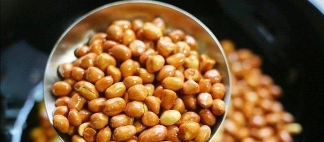 炸花生米时，撒盐撒酒都不对，饭店大厨放点它，30天不回潮