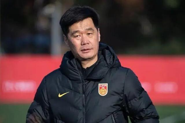 中国足球|凌晨1点!上海媒体曝出争议猛料:中国男足遭质疑,球迷骂声一片
