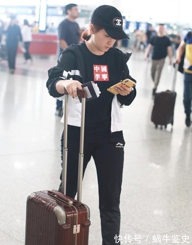 金牌|没得金牌的刘诗雯脱下队服也可爱,休闲造型太舒适,低马尾显元气