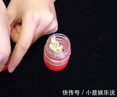 把两个塑料瓶盖粘在一起,挂在裤子上,用起来太方便了,太棒了