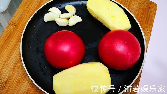 土豆新吃法,加西红柿一起炒,色泽红润,入口绵软吃不厌