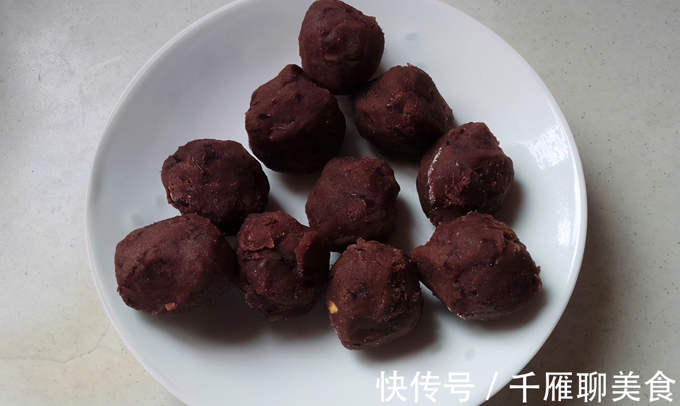 电饼铛|南瓜加上豆沙馅做出来的小饼,个个黄金酥脆,看着都流口水