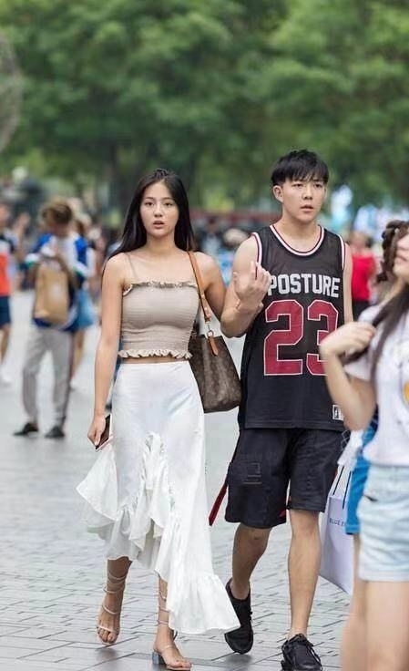  搭配|街拍：性感大方长腿的美女，搭配长心,修身显瘦别致又性感！