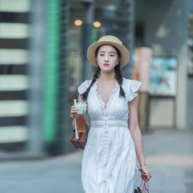高跟鞋|街拍美女搭配一双黑色的简约高跟鞋,既美丽又大方
