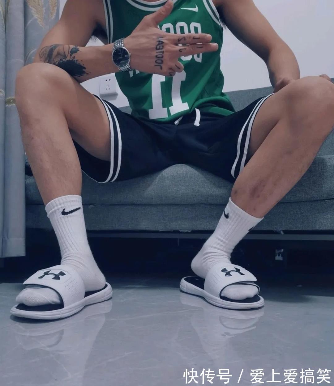 拖鞋|体育生都爱“拖鞋和白袜”,如此土爆的搭配,为何这么受欢迎?
