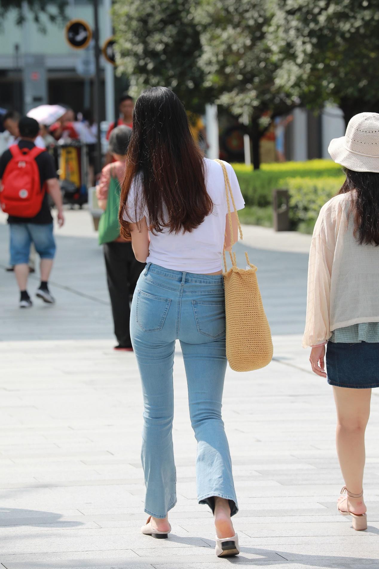  牛仔裤|短袖独特设计, 配上浅色牛仔裤