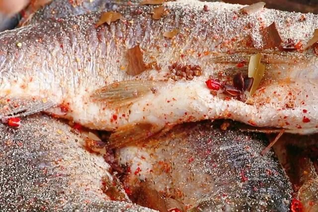 腌腊鱼,直接抹盐难怪不好吃,牢记3点,越放腊味越足,不腥不臭