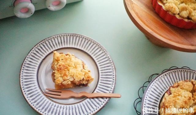 小朋友心心念念着要吃苹果派,我给她做了一份,她满足得笑不拢嘴