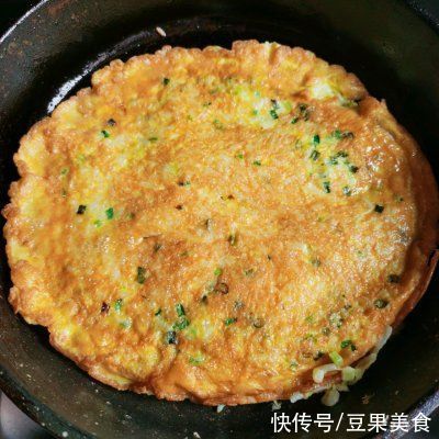 米饭鸡蛋煎饼|米饭鸡蛋煎饼中午刚做完，晚上又想吃了