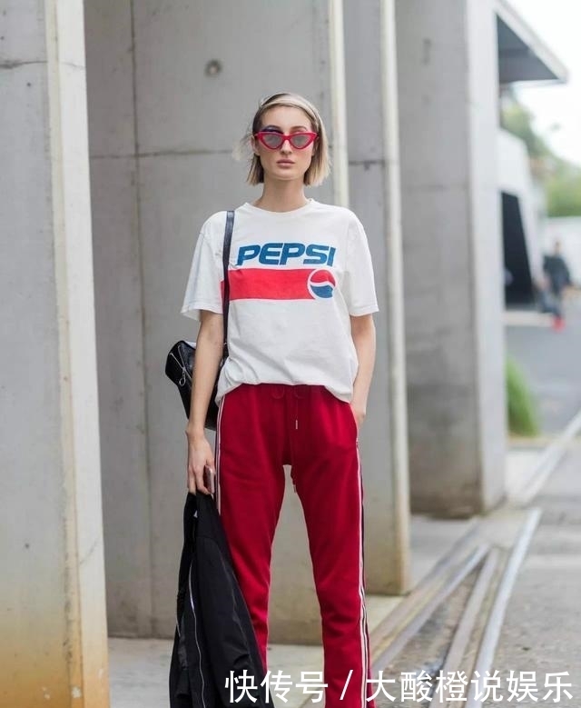 如果你今年过了50,建议别穿黑裤子!瞧瞧这几种穿搭,时髦显年轻