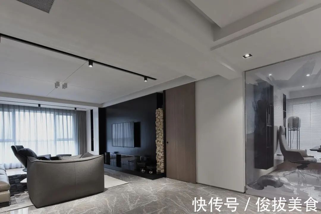 优雅|180㎡现代简约，卫生间用玻璃墙？设计太大胆！是否有点奔放？