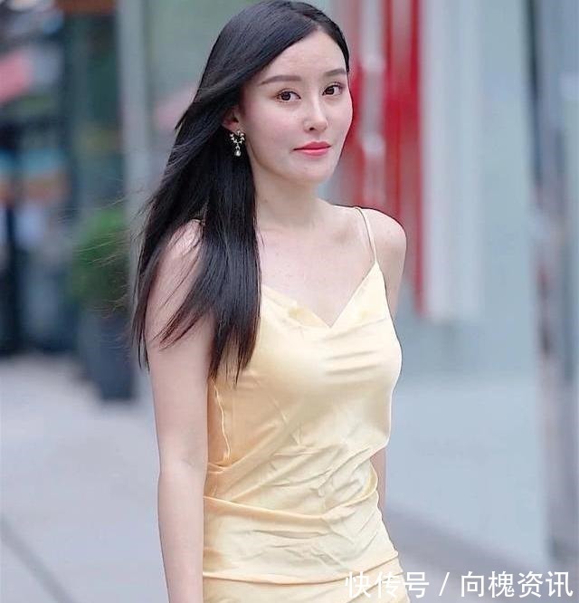 裙子 姐姐穿了一件真丝吊带裙，显示出成熟智慧的魅力！