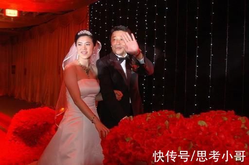 军礼|接地气!王楠回农村铁锅炖鱼有模有样，儿子女儿对着国旗行军礼