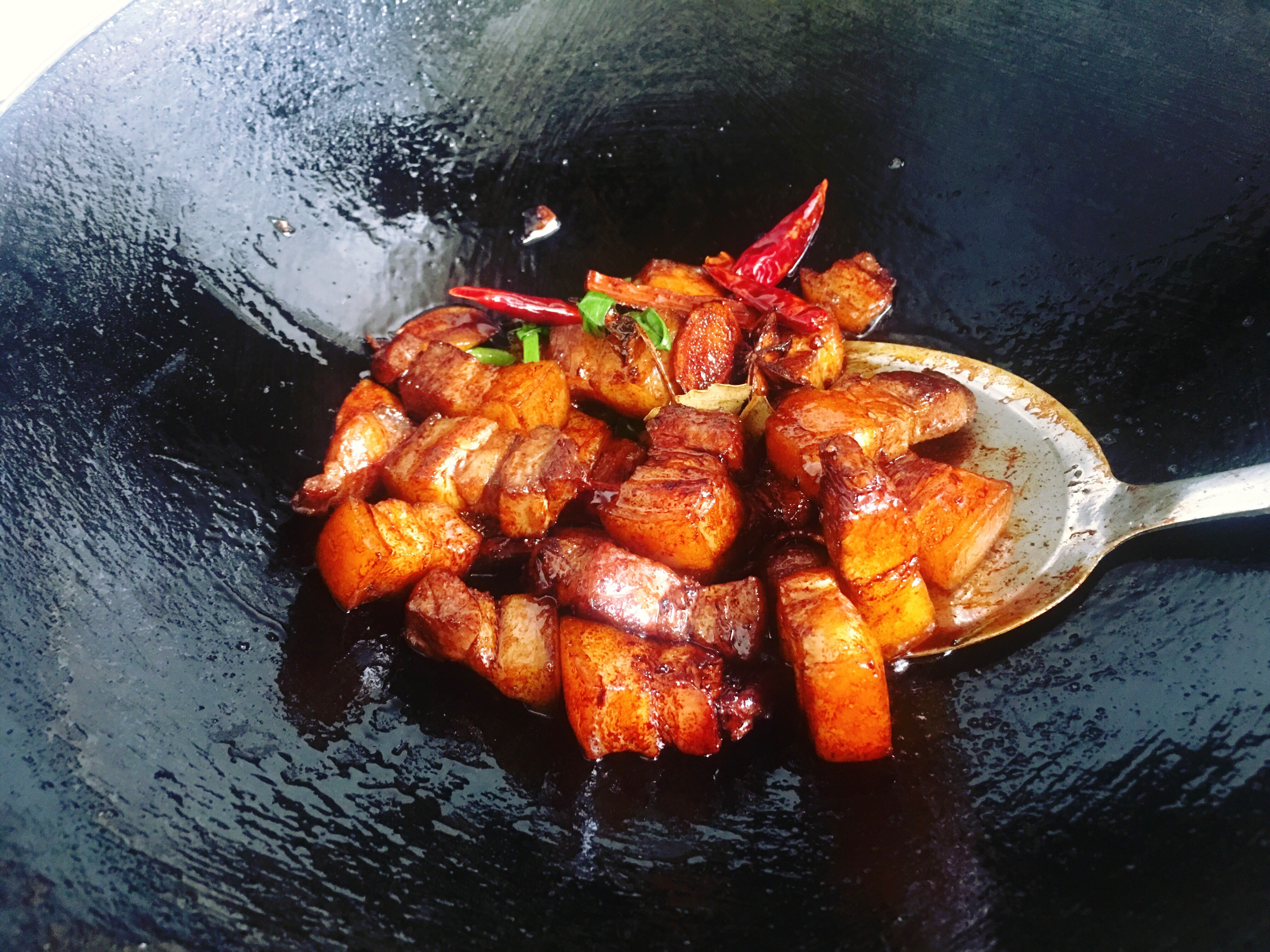 五花肉往锅里面一扔,色泽红润肥而不腻,吃起来真过瘾