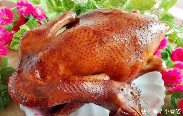 整只鸡丢进电饭锅,不放1滴水,出锅皮香肉滑,做饭不再麻烦!