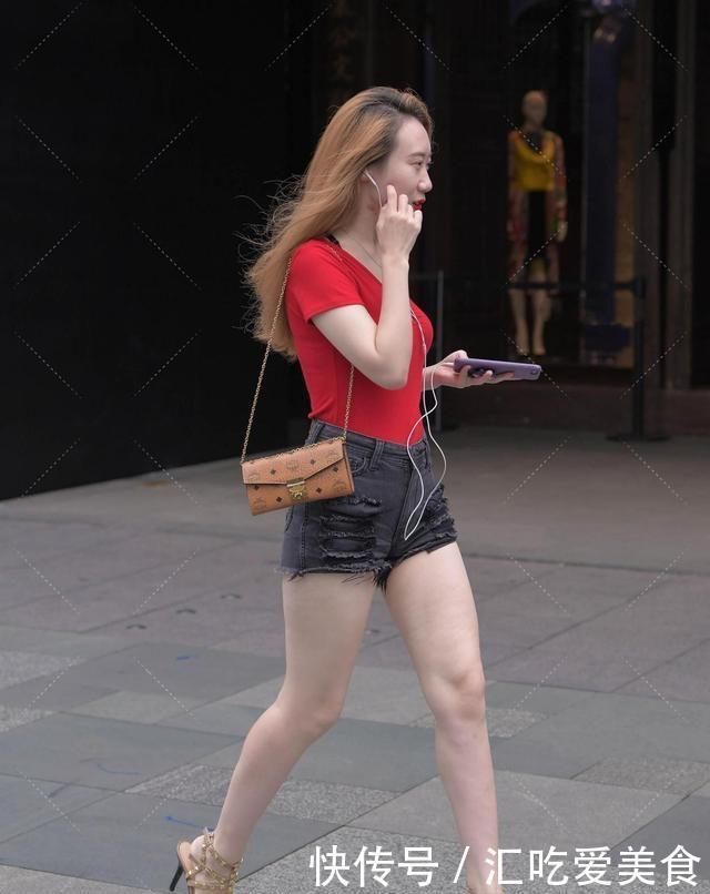 违和感|瑜伽裤承载时尚美女的气质，丝毫没有违和感，超有气质