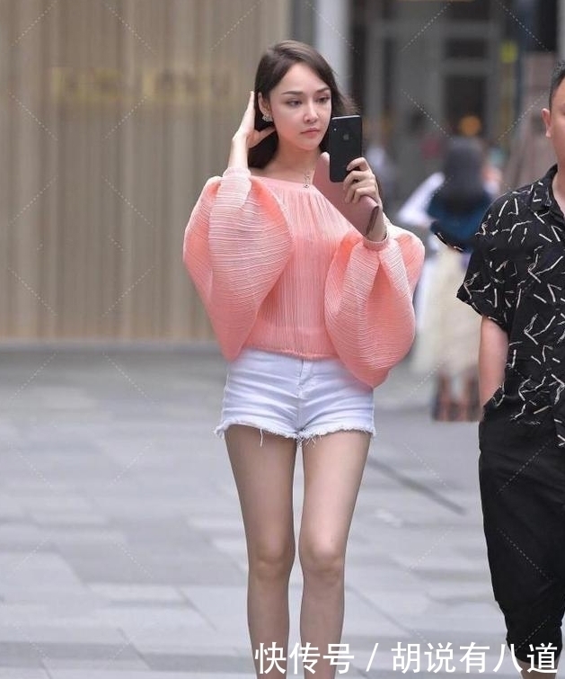 白色|粉色上衣搭配白色牛仔短裤,温柔典雅,气质迷人