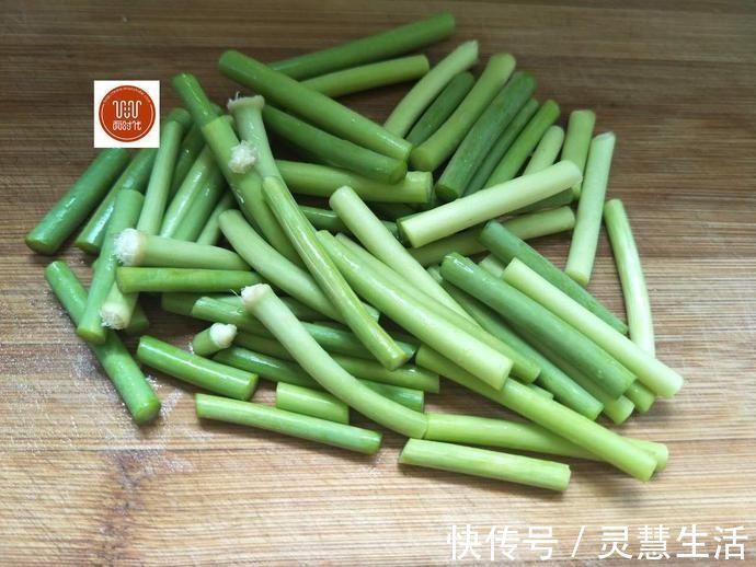 茄子最好吃的做法,这样炒省油不油腻,秒杀红烧茄子,做法还简单