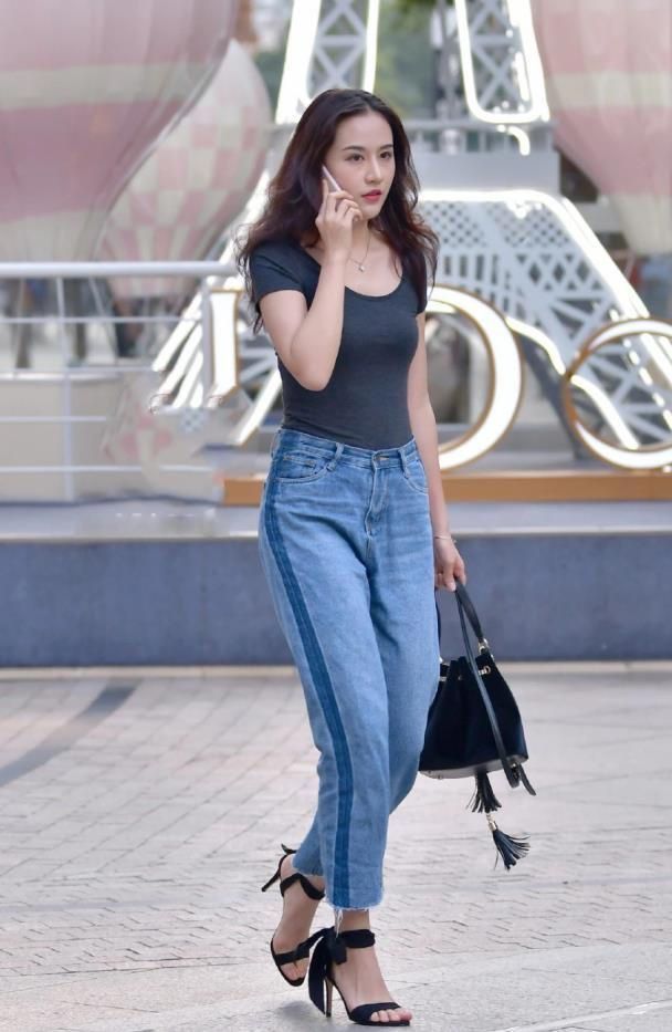 美女穿搭:黑色修身短袖搭配宽松牛仔裤,时尚大方,气质迷人