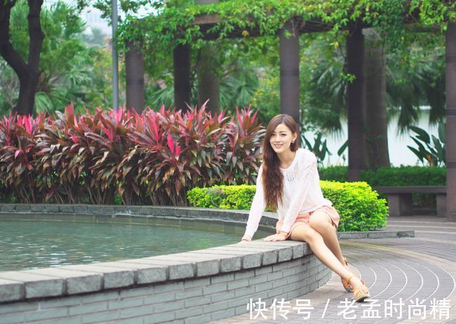 透视|粉色超短裤搭配白色雪纺上衣,甜美感十足