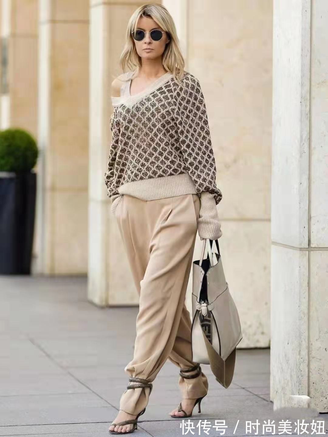 紧身裤|上了年纪的女人,毛衣想穿得有气质,要懂这4个技巧,高级又洋气