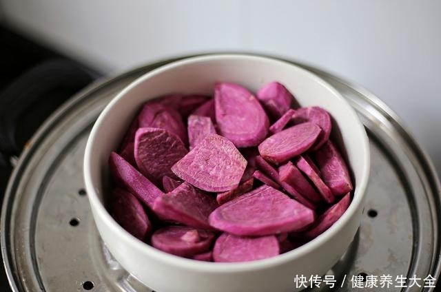 它长得像紫薯,但却不是紫薯,软乎香甜好解馋,用来当早餐很合适