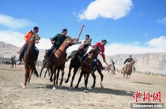 新疆塔县举行马球牦牛刁羊传统体育比赛迎春