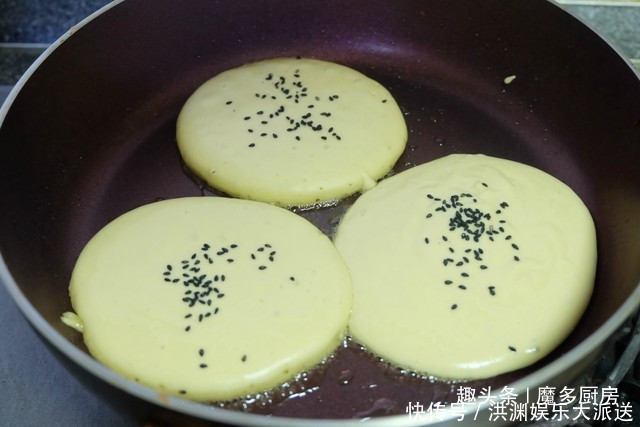 款玉米面饼|玉米面饼简单又好吃,搅一搅拌一拌,3分钟煎一锅,香软营养好