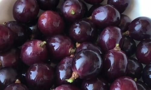 洗葡萄时,有人用盐,有人用面!老果农:都不对,教您最正确做法