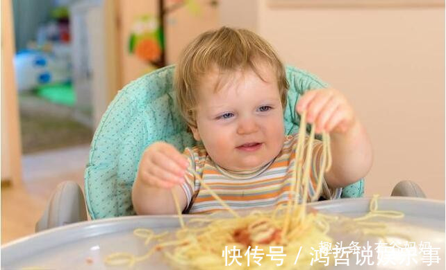 布妞|娃多大可以吃“大人饭菜”?儿科医生:宝宝照着喂养,更健康