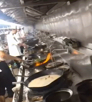 |搞笑gif:一场神奇的车祸,使这位司机红了