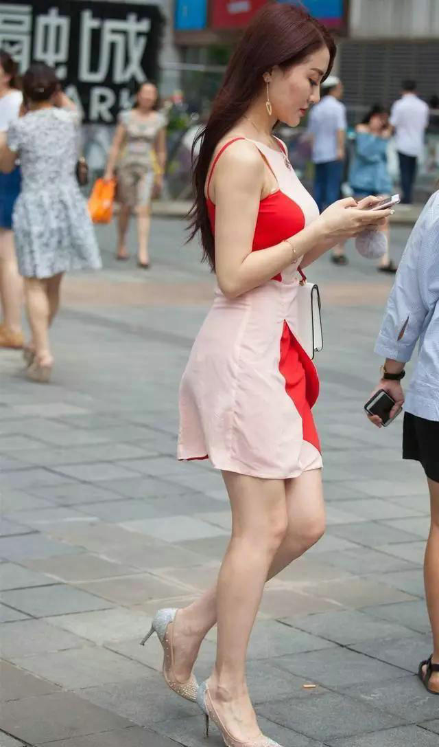 彩色裙 彩色裙加高跟鞋的搭配,这样更加突出自己的时尚感觉