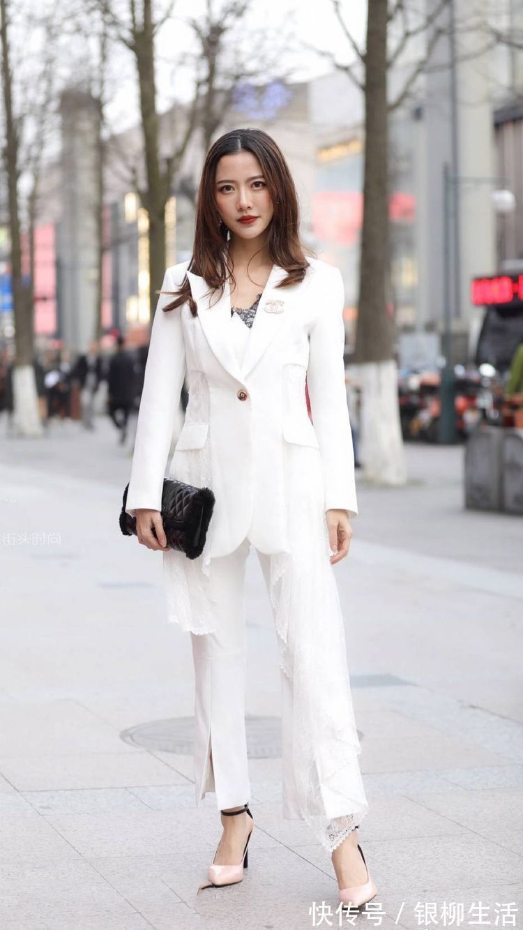 圆领|身穿杏色休闲外套的美女,内搭圆领T恤衫,休闲味十足
