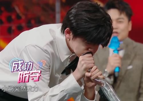 宋亚轩使劲吹水管,五官挤在一起,脸上的一处凸起令粉丝傻眼了