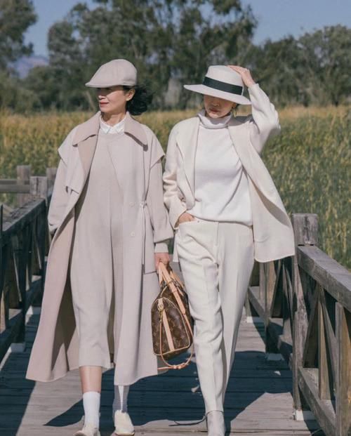  毛衣|女人过了五十岁别乱穿衣，推荐三木妈妈三组穿搭，优雅减龄有气质