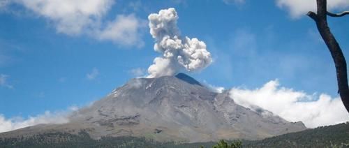 日本富士山“头秃”，山顶无积雪，为火山爆发前兆引担忧