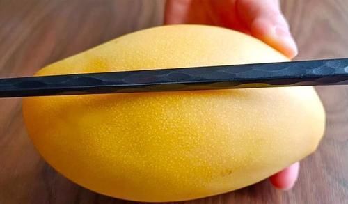 今天才知道,剥芒果皮这么简单,不脏手不流汁,这方法太棒了